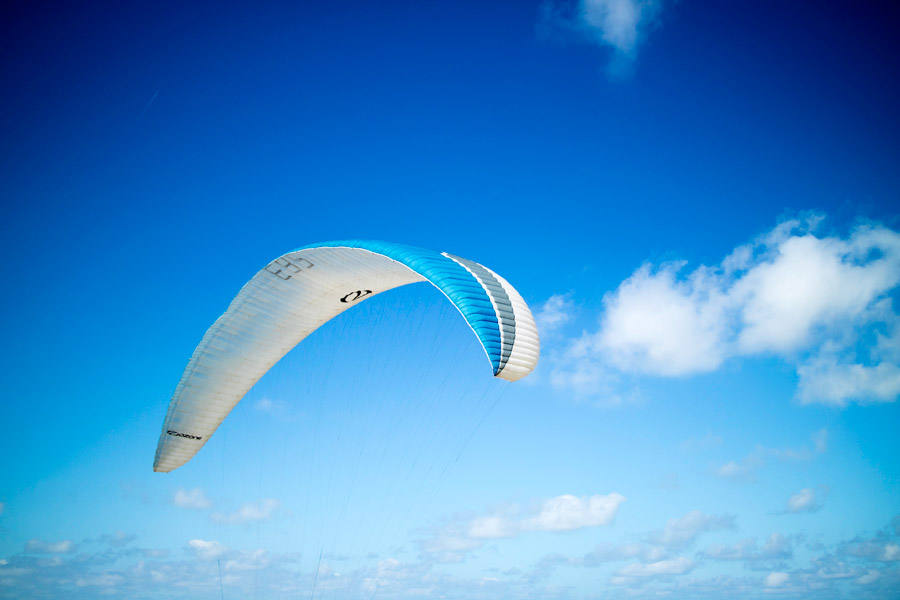 フリー写真 青空を飛ぶパラグライダー