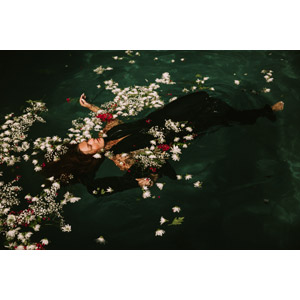 フリー写真, 人物, 女性, 外国人女性, アメリカ人, 水に浮かぶ, ドレス, 人と花