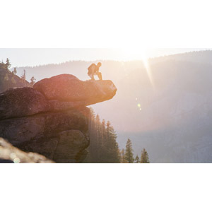 フリー写真, 風景, 岩, 崖, 人と風景, 男性, 眺める, 渓谷, ヨセミテ国立公園, カリフォルニア州, アメリカの風景, 太陽光（日光）, オーバーハンギング・ロック