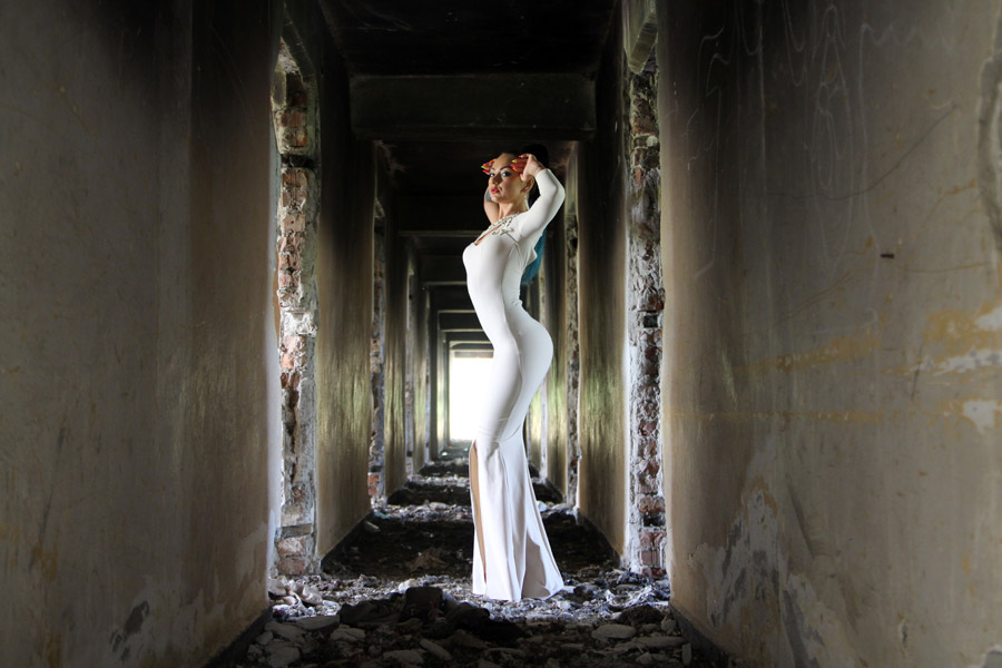 フリー写真 ドレス姿で廃墟の建物の中に立つ外国人女性