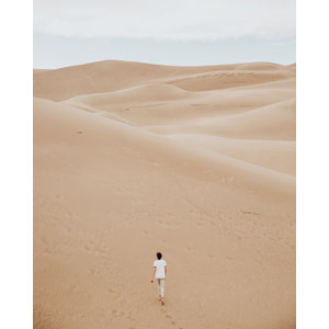 フリー写真, 風景, 砂漠, 砂丘, 人と風景, 後ろ姿, 歩く, アメリカの風景, コロラド州