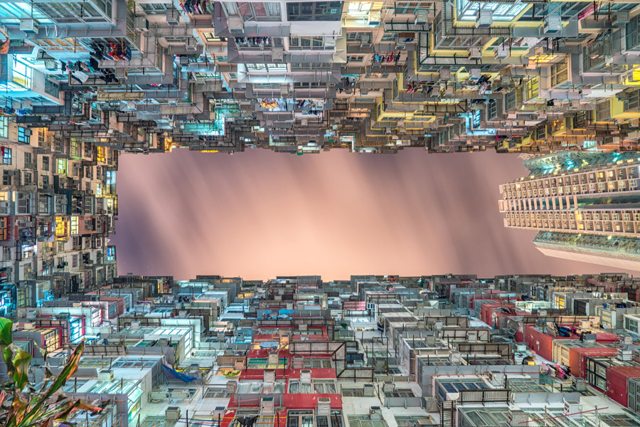 フリー写真 香港の高層住宅の隙間から見える日暮れの空