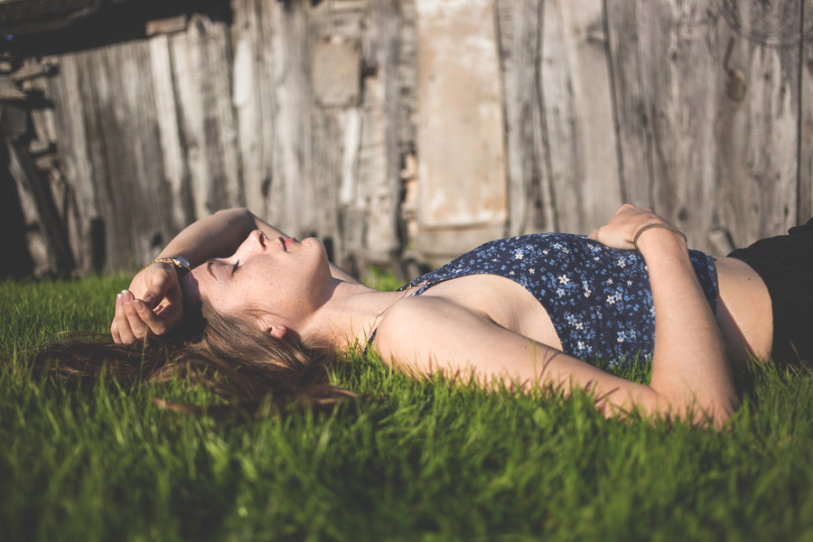 フリー写真 芝生の上で寝ている外国人女性