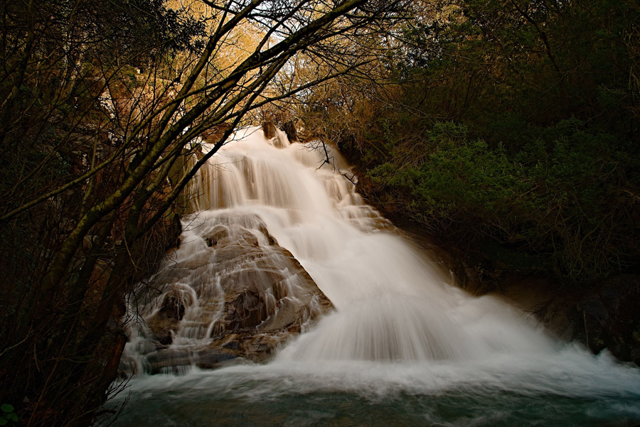 フリー写真 流れ落ちる滝の風景