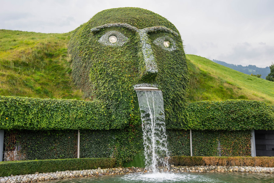 フリー写真 スワロフスキー・クリスタル・ワールドの巨人の顔の噴水